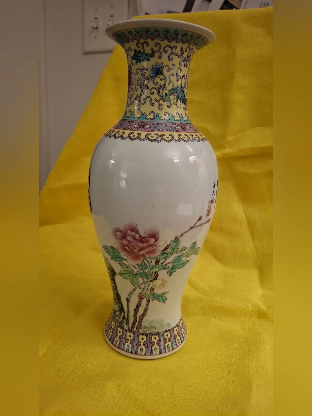 Vintage CHINESE FAMILLE ROSE porcelain Vase
